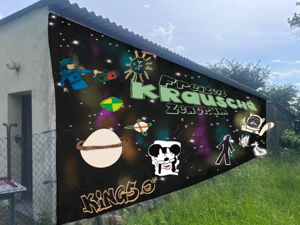 Ein Bild einer Rückwand eines Gebäudes, auf der mit Hilfe eines Bildbearbeitungsprogramms verschiedene Elemente in einen Weltraumhintergrund eingefügt wurden. Es sind Planeten, Ufos und Zeichnungen von Kindern zu sehen.